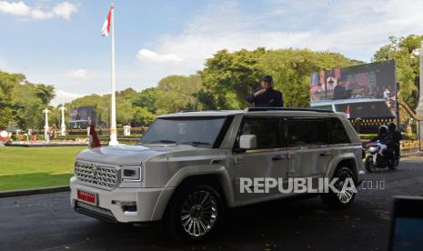 Presiden Prabowo Subianto dengan menaiki kendaraan Pindad Maung Garuda tiba di Istana Merdeka, Jakarta, Ahad (20/10/2024).