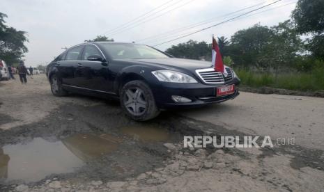 Mobil dinas Presiden Joko Widodo melintas di jalan yang rusak saat meninjau jalan rusak di Kampung Rama Nirwana, Seputih raman, Lampung Tengah, Lampung, Jumat (5/5/2023). Menurut seorang penggemar off road, perlu kewaspadaan dan juga kecermatan dari pengendara mobil sedan ketika melintasi kontur jalan yang tidak mulus atau tidak.