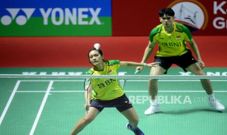 Pasangan Ganda Campuran Indonesia Adnan Maulana dan Nita Violina Marwah mengembalikan kok ke arah pebulu tangkis ganda campuran Cina Zheng Si Wei/Huang Ya Qiong dalam babak 32 besar Kapal Api Group Indonesia Open 2023 di Istora Senayan, Jakarta, Selasa (13/6/2023). Adnan Maulana/Nita Violina Marwah gagal melaju babak selanjutnya setelah kalah 15-21 dan 9-21