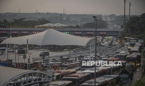 Antrean kendaraan pemudik memasuki Gerbang Tol Cikampek Utama di Karawang, Jawa Barat, Ahad (8/5/2022). Jasa Marga memprediksi hari Minggu (8/5) masih merupakan puncak arus balik dimana jumlah kendaraan yang kembali ke Jabotabek diproyeksikan sebanyak 269.444 kendaraan atau naik 53,6 persen daripada lalu lintas normal periode November 2021. 