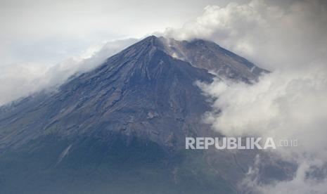 Foto udara kondisi Gunung Semeru terlihat dari Pronojiwo, Lumajang, Jawa Timur, Senin (6/12/2021). Pusat Vulkanologi dan Mitigasi Bencana Geologi meminta warga di sekitar kawasan Gunung Semeru tetap waspada karena potensi erupsi gunung tersebut masih bisa terus terjadi. 