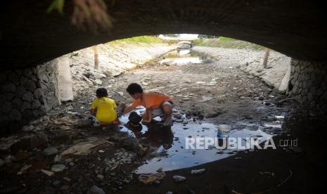 Anak-anak mencari ikan di Selokan Mataram yang mulai mengering, Yogyakarta, Rabu (4/10/2023). Balai Besar Wilayah Sungai Serayu Opak (BBWSO) mematikan saluran Selokan Mataram selama satu bulan atau mulai 1 Oktober hingga 31 Oktober 2023 mendatang. Hal ini dilakukan untuk perawatan sehingga menekan tingkat kebocoran saluran irigasi. Ada tiga proyek yang dilakukan yakni pembangunan bangunan ukur di saluran induk, pembangunan pintu air, dan pengerukan sedimentasi. Perawatan saluran dilakukan pada bulan ini karena tidak bersamaan dengan musim tanam, sehingga tidak memengaruhi petani.