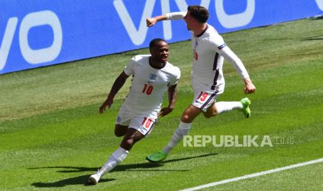 Raheem Sterling (kiri) dari Inggris merayakan dengan rekan setimnya Mason Mount setelah mencetak gol 1-0 selama pertandingan sepak bola babak penyisihan grup D UEFA EURO 2020 antara Inggris dan Kroasia di London, Inggris, 13 Juni 20