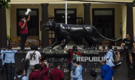 Mahasiswa yang tergabung dari berbagai kampus  melakukan aksi unjuk rasa di depan Kantor Polrestabes Kota Bandung, Bandung, Jawa Barat, Senin (12/10/2020). Aksi tersebut sebagai bentuk protes dan kecaman terhadap tindakan represif aparat kepolisian di dalam area Kampus Universitas Islam Bandung saat terjadi bentrokan unjuk rasa tolak UU Cipta Kerja beberapa waktu lalu serta menuntut dibebaskannya sejumalh rekan mahasiswa yang sempat ditangkap. 