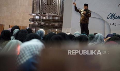 Imam Besar Masjid Istiqlal Nasaruddin Umar memberikan sambutan dan sekaligus tausiyah pada acara Hikmah Muharram 1444 Hijriyah di Masjid Istiqlal, Jakarta, Sabtu (13/8/2022). Acara yang diselenggarakan oleh El-Medina Syaikh Ali Jaber Rahimahullah (SAJR) ini menghadirkan beragam kajian ilmu, diskusi tentang perempuan dengan mengakat tema Muslimah Membangun Peradaban. Prayogi/Republika