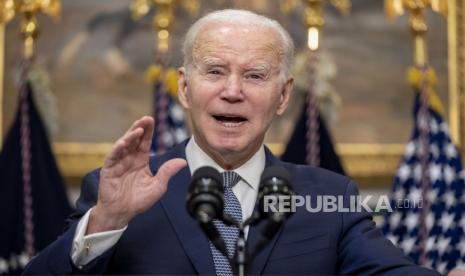  Presiden Joe Biden berbicara tentang sistem perbankan di Ruang Roosevelt Gedung Putih di Washington, Senin (13/3/2023). Biden menegaskan investor yang berinvestasi di Silicon Valley Bank dan Signature Bank tidak akan dilindungi pemerintah. Menurutnya, kerugian investasi menjadi risiko yang harus ditanggung sendiri oleh investor.  