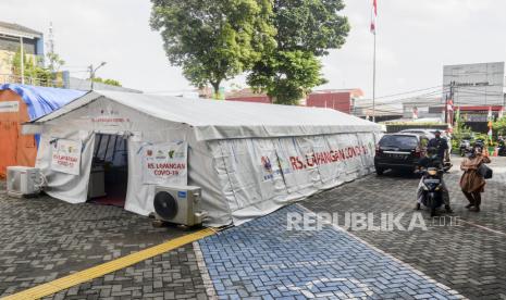 Tenda darurat yang terpaksa dipasang, pada saat membeludaknya pasien COvid-19, beberapa bulan yang lalu. (Foto ilustrasi)