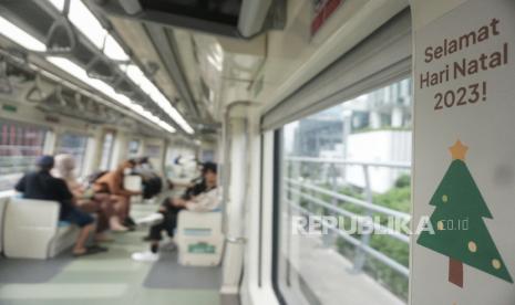 Penumpang berada di rangkaian kereta LRT Jabodebek.