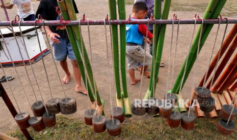 Indonesia memiliki beragam permainan tradisional di berbagai daerah. Menurut Deputi Bidang Pengendalian dan Evaluasi Badan Pembinaan Ideologi Pancasila (BPIP) Rima Agristina, permainan tradisional sarat akan nilai-nilai Pancasila. (Foto ilustrasi: Permainan tradisional egrang)