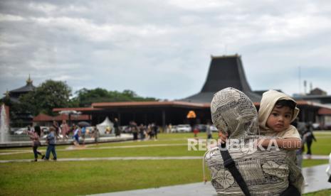 Pengunjung beraktivitas di kawasan Taman Mini Indonesia Indah (TMII), Jakarta.