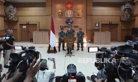 Juru bicara militer Indonesia Laksamana Muda Julius Widjojono (tengah), berbicara kepada wartawan saat konferensi pers di markas besar militer Indonesia di Jakarta, Indonesia, Ahad, (16/4/2023). Separatis bersenjata menembaki sebuah pos militer di provinsi Papua yang bergolak, menewaskan beberapa tentara dan puluhan lainnya hilang.