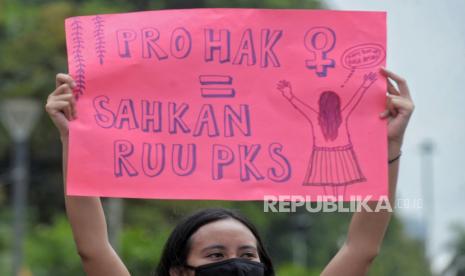 Dosen Fakultas Hukum Universitas Gadjah Mada (UGM) Sri Wiyanti Eddyono menilai rancangan undang-undang Penghapusan Kekerasan Seksual (RUU PKS) penting untuk memberikan perlindungan bagi korban. (Foto ilustrasi: Aksi dukungan pengesahan RUU Penghapusan Kekerasan Seksual)