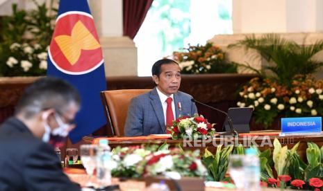 Dalam foto yang dirilis oleh Istana Kepresidenan Indonesia, Presiden Indonesia Joko Widodo menghadiri KTT para pemimpin ASEAN-China secara virtual di Istana Negara di Jakarta, Indonesia, Senin, 22 November 2021 (ilustrasi). Wakil Direktur Institute for Development of Economics and Finance (Indef) Eko Listiyanto berpendapat, Indonesia harus mengoptimalkan hubungan ekonomi dengan China, India, dan negara-negara ASEAN.