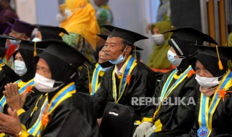 Warga lanjut usia (Lansia) mengikuti wisuda Lansia kelompok Bina Keluarga Lansia (BKL) Sekolah Lansia BKKBN Yogyakarta di Yogyakarta, Selasa (27/8/2022). Sebanyak 300 Lansia dari 4 kabupaten dan 1 kota Daerah Istimewa Yogyakarta menggunakan toga mengikuti wisuda lansia.