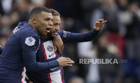 Pemain PSG Neymar, benar, merayakan dengan rekan setimnya Kylian Mbappe setelah mencetak gol kedua timnya selama pertandingan sepak bola Liga Satu Prancis antara Paris Saint-Germain dan Lille di stadion Parc des Princes, di Paris, Prancis, Ahad, (19/2/2023).