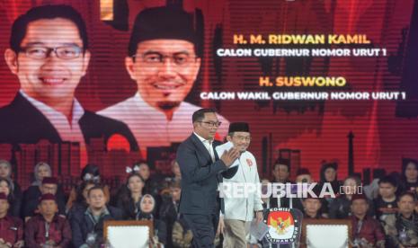 Pasalon Gubernur dan Wakil Gubernur DKI Jakarta nomor urut 1 Ridwan Kamil dan Suswono menyapa pendukung saat mengikuti debat ketiga, di Hotel Sultan, Jakarta, Ahad (17/11/2024).