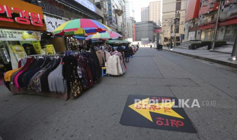  Sebuah jalan perbelanjaan luar ruangan tetap kosong di tengah kekhawatiran virus corona di Seoul, Korea Selatan, Senin, 7 Desember 2020. 