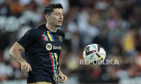 Penyerang Barcelona Robert Lewandowski ingin bermain bersama Lionel Messi di Camp Nou sebelum pensiun.