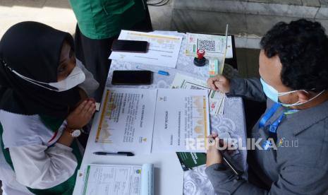 Seorang Muzakki (pezakat) melakukan ijab pembayaran zakat saat acara Gebyar Kota Bandung Bezakat bersama Badan Amil Zakat Nasional Baznas Kota Bandung di Pendopo, Kota Bandung, Rabu (27/4). Lembaga Riset Institute For Demographic and Poverty Studies (IDEAS) memperkirakan potensi zakat fitrah 2022 berada di kisaran 476 sampai 529 ribu ton beras. 