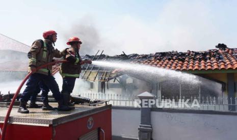 Petugas pemadam kebakaran (damkar) menangani kebakaran di RSUD dr Slamet, Kabupaten Garut, Jawa Barat, Ahad (1/10/2023).