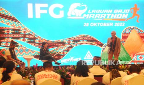 Direktur Utama IFG, Robertus Billitea (kanan), Ketua Pelaksana Fitri Istanti (tengah) dan CEO Mesarace  Reza Puspo berbicara kepada media saat soft opening IFG Labuan Bajo Marathon 2022 di Jakarta, Jumat (26/8/2022). Kegiatan Indonesia Finance Group (IFG) , sebagai perusahaan holding BUMN Asuransi, Penjaminan, dan Investasi terhadap langkah pemerintah yang berfokus pada promosi Labuan Bajo sebagai Destinasi Super Prioritas (DSP). Akan digelar pada 29 Oktober 2022 mendatang dan diikuti kurang lebih 1.500 pelari nasional maupun internasional. Foto: Tahta Aidilla/Republika.