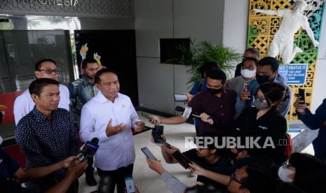 Menteri Pemuda dan Olahraga Zainudin Amali (kedua kiri) bersama Sekjen PSSI Yunus Nusi (kiri) menyampaikan keterangan pers usai menggelar pertemuan di Kantor Kementerian Pemuda dan Olahraga, Jakarta, Kamis (19/1/2023). Pertemuan antara Menpora dan PSSI tersebut membahas arahan Presiden Joko Widodo terkait keberlangsungan kompetisi Liga 2 musim 2022/2023 yang dihentikan.