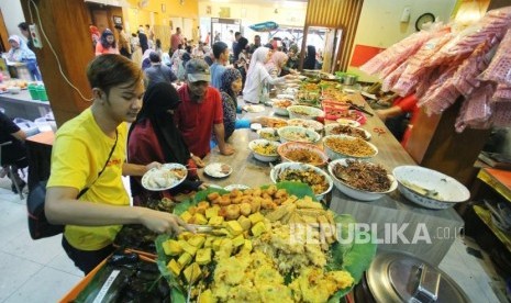 Pengunjung antre di salah satu rumah makan khusus kuliner tradisional Sunda, di Jalan Trunojoyo, Kota Bandung, Selasa (19/6).