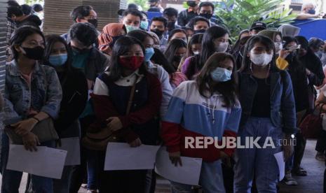 Sejumlah mahasiswa mengantre untuk mendapatkan vaksin COVID-19 dosis pertama di Aula Universitas Palangkaraya (UPR), Palangkaraya, Kalimantan Tengah, Rabu (7/7/2021). Pelaksanaan vaksinasi dengan sasaran target sebanyak 20 ribu bagi mahasiswa tersebut sebagai upaya percepatan vaksinasi guna mensukseskan program pemerintah pusat menuju Indonesia sehat bebas COVID-19. 