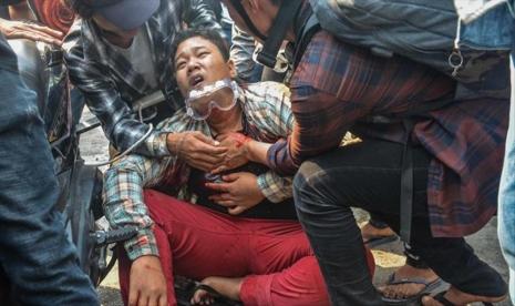 Kelompok masyarakat sipil pengawas tahanan politik di Myanmar menyampaikan warga yang tewas dalam demonstrasi menentang kudeta militer sudah mencapai 706 orang sejak 1 Februari lalu.