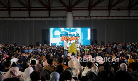 Capres dan cawapres nomor urut 1 Anies Baswedan dan Muhaimin Iskandar menjawab pertanyaan warga dalam acara Desak dan Slepet AMIN di JIExpo Kemayoran, Jakarta, Senin (30/1/2024).  Desak dan Slepet AMIN kali ini berdialog dengan kaum buruh dan para pengemudi ojek online. Pada kesempatan yang sama, musisi legendaris Rhoma Irama turut hadir sekaligus mendeklarasikan dukungannya untuk pasangan capres dan cawapres Anies Baswedan Muhaimin Iskandar pada Pemilu 2024.