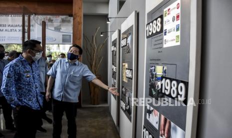 Gubernur Jawa Barat Ridwan Kamil (kiri) bersama Direktur PT Ateja Benny Judihardjo (kanan) melihat tabel sejarah saat kegiatan penyerahan sertifikat SNI produk masker Ateja Mask di PT Ateja Tritunggal, Jalan Raya Batujajar, Kabupaten Bandung Barat, Senin (19/4). Balai Besar Tekstil Lembaga Sertifikasi Produk Tekspa disaksikan Gubernur Jawa Barat  Ridwan Kamil menyerahkan sertifikat produk penggunaan tanda (SPPT) SNI dengan sistem tipe 3 pertama di Indonesia kepada masker kain Ateja Mask yang telah menembus pasar ekspor di 84 negara. Foto: Republika/Abdan Syakura