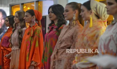 Model memperagakan busana koleksi seri terbaru dari Carendelano for Donna Prive di area pameran pop-up store, Senayan City, Jakarta, Rabu (28/2/2024). Jenama busana modest Donna Prive memperkenalkan seri baru Carendelano for Donna Prive yang diberi judul MADRE. Judul koleksi ini Madre diambil dari bahasa Spanyol yang berarti Ibu sebagai inspirasi utama. Koleksi ini didedikasikan untuk semua perempuan yang telah menjadi ibu. Deretan busana dipersembahkan sebanyak sembilan set busana untuk seri awal, dari keseluruhan koleksi lebih dari 20 set yang akan dirilis dalam tiga bulan ke depan.