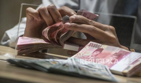 Karyawan menghitung uang rupiah di Bank Mandiri Syariah, Jakarta, Senin (18/5). Nilai tukar (kurs) rupiah yang ditransaksikan antarbank di Jakarta pada Rabu (6/10) berpeluang menguat.