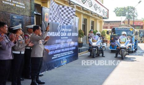 Polresta Cirebon melepas penyaluran bantuan air bersih untuk warga terdampak kekeringan di Desa Sampiran, Kecamatan Talun, Kabupaten Cirebon, Rabu (13/9/2023). 