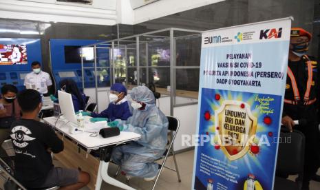 Calon penumpang kereta jarak jauh mengantre untuk mendapatkan vaksin COVID-19 di Stasiun Balapan Solo, Jawa Tengah, Selasa (6/7/2021). Selain Stasiun Balapan Solo, PT Kereta Api Indonesia menyediakan program layanan vaksinasi di stasiun Gambir, Pasar Senen, Cirebon, Semarang Tawang, Yogyakarta, dan Jember untuk membantu melengkapi persyaratan calon pelanggan kereta api jarak jauh di masa PPKM darurat. 