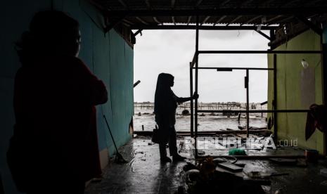 Badan Nasional Penanggulangan Bencana (BNPB) mencatat lebih dari 42.000 rumah warga rusak akibat bencana alam sepanjang tahun 2020 (Foto: ilsutrasi rumah rusak)