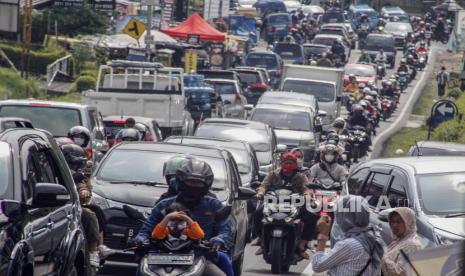 Tes Covid-19 Masif akan Digelar di Kawasan Puncak. Kepadatan kendaraan di jalur wisata, Jalan Raya Puncak,  Kabupaten Bogor, Jawa Barat, Sabtu (6/6/2020). Kepadatan volume kendaraan  disebabkan tingginya antusias warga untuk berwisata pasca ditetapkan Pembatasan Sosial Berskala Besar (PSBB) proposional atau parsial di Bogor