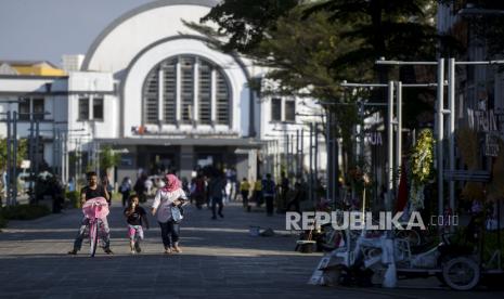 Warga saat berwisata di kawasan Kota Tua, Jakarta, Selasa (6/9/2022). Menteri Pariwisata dan Ekonomi Kreatif Sandiaga Uno memperkirakan kenaikan harga BBM akan berdampak pada sektor pariwisata terlebih bagi wisatawan lokal yang biasa berpergian menggunakan transportasi darat dengan penurunan antara 20 hingga 25 persen. Republika/Putra M. Akbar