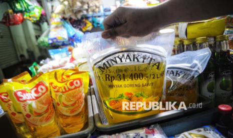 Pedagang menunjukkan minyak goreng Minyakita di Pasar Rumput, Jakarta, Senin (10/3/2025).