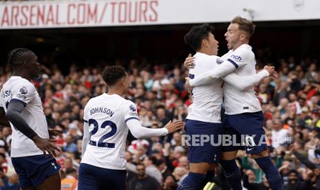 Penyerang Tottenham Son Heung-min (edua kanan) berselebrasi dengan James Maddison setelah menjebol gawang Arsenal untuk kedua kalinya di derby London Utara Liga Primer Inggris.