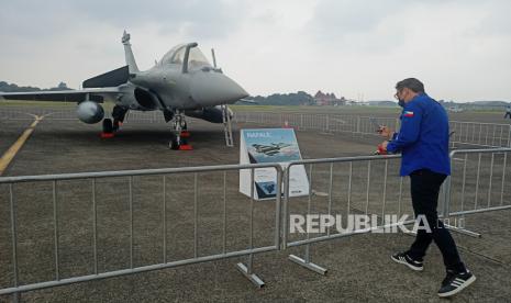 Jet Dassault Rafale dipamerkan di Terminal Selatan Lanud Halim Perdanakusuma, Jakarta Timur, Kamis (3/11/2022). Pameran berbagai jenis pesawat tempur, angkut, dan helikopter merupakan rangkaian dari Indo Defence 2022 yang dipusatkan di JIExpo, Kemayoran, Jakarta Pusat yang berlangsung pada 2-5 November 2022.