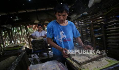 Pekerja menyelesaikan proses pembuatan oncom. Presiden Joko Widodo membebaskan pajak pelaku Usasha Mikro Kecil dan Menengah (UMKM) beromzet di bawah Rp 4,8 miliar per tahun demi menolong pelaku UMKM dari tekanan wabah COVID-19.