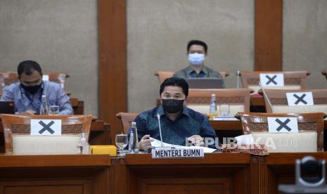 Menteri BUMN Erick Thohir bersiap mengikuti rapat kerja dengan Komisi VI DPR di Kompleks Parlemen, Senayan, Jakarta, Rabu (20/1). Rapat kerja tersebut membahas mengenai pelaksanaan pembelian vaksin Covid-19.Prayogi/Republika. 