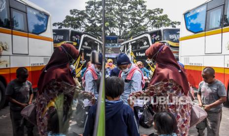 Sejumlah calon penumpang menyimpan barang bawaan ke dalam bagasi bus di Terminal Cicaheum, Kota Bandung, Rabu (5/5). Sehari jelang larangan mudik lebaran pada tanggal 6-17 Mei 2021, jumlah penumpang bus di Terminal Cicaheum mengalami peningkatan sebesar 40 sampai 50 persen atau 1.200 penumpang per hari dibandingkan dengan hari biasa. 