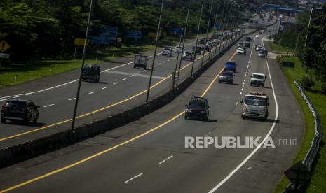 Sejumlah kendaraan melintasi Jalan Tol Jagorawi menuju kawasan wisata Puncak, Kabupaten Bogor, Jawa Barat, Ahad (26/12). Lalu lintas kendaraan di kawasan Puncak Bogor, Saat libr Natal dan akhir pekan terpantau lengang sejak dilakukan pengetatan pemberlakuan ganjil genap serta peraturan Pemerintah Kabupaten Bogor yang mewajibkan wisatawan wajib membawa surat keterangan sudah vaksin. Republika/Putra M. Akbar