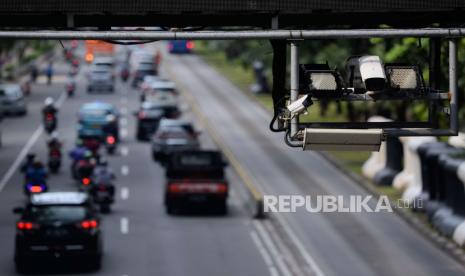 Kamera pengawas ERP yang terpasang di Jalan Medan Merdeka Barat, Jakarta, Jumat (20/1/2023). Pemerintah Provinsi DKI Jakarta berencana menerapkan sistem jalan berbayar elektronik atau electronic road pricing (ERP) di 25 ruas jalan di Ibu Kota dengan usulan tarif sebesar Rp 5.000 hingga Rp 19.000 sekali melintas. Kebijakan tersebut akan diterapkan kepada semua kendaraan pribadi baik roda empat maupun roda dua. Penerapan sistem tersebut diharapkan dapat mengurangi kemacetan dan membuat masyarakat beralih ke transportasi umum. Namun, perencanaan tersebut tidak dibarengi dengan fasilitas yang memumpuni seperti masih kurangnya kamera pengawas, monitor yang tidak menyala dan kurangnya sosialisasi.