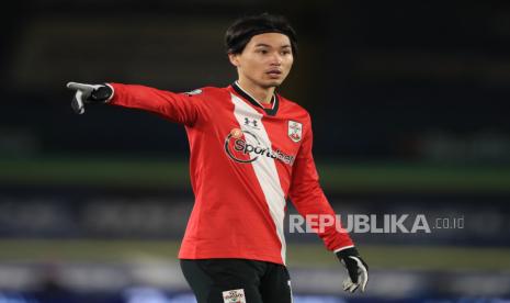 Reaksi Takumi Minamino dari Southampton dalam pertandingan sepak bola Liga Utama Inggris antara Leeds United dan Southampton FC di Leeds, Inggris, 23 Februari 2021.