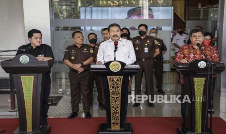 Jaksa Agung Sanitiar Burhanuddin (tengah) bersama Menteri BUMN Erick Thohir (kiri) dan Kepala BPKP Muhammad Yusuf Ateh (kanan) menyampaikan keterangan pers di Gedung Kejaksaan Agung, Jakarta, Senin (27/6/2022). Dalam kesempatan tersebut Jaksa Agung menetapkan dua tersangka baru kasus korupsi pengadaan pesawat PT Garuda Indonesia, melakukan penyidikan perkara kasus dugaan korupsi penyalahgunaan impor garam industri di Kementerian Perdagangan tahun 2018, menyelidiki perkara dugaan korupsi penyerobotan lahan kawasan hutan PT Duta Palma Group serta melakukan kerjasama dengan membuat tim gabungan audit tata kelola industri kelapa sawit.