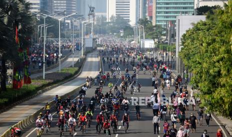 Warga berolahraga saat kegiatan Hari Bebas Kendaraan Bermotor (HBKB) di Kawasan Bundaran HI, Jakarta, Ahad (21/6). Pemerintah Provinsi DKI Jakarta kembali menggelar kegiatan HBKB atau car free day (CFD) di ruas jalan Sudirman-Thamrin