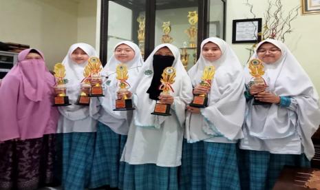 Keren! Santri Ar-Rohmah Putri Borong Juara Lomba Tahfidz dan Tartil se-Malang Raya